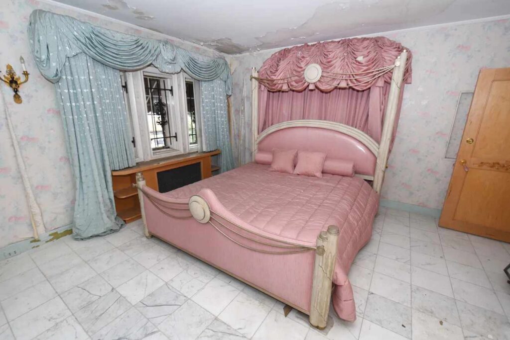 bedroom of aretha franklin 