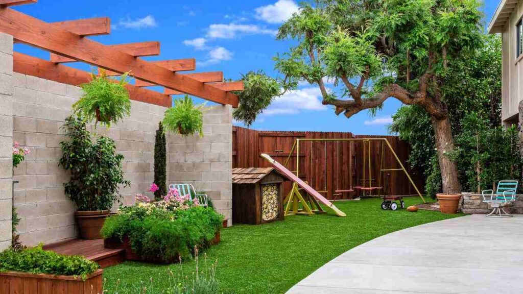 Backyard and outdoor space of Brady Bunch house