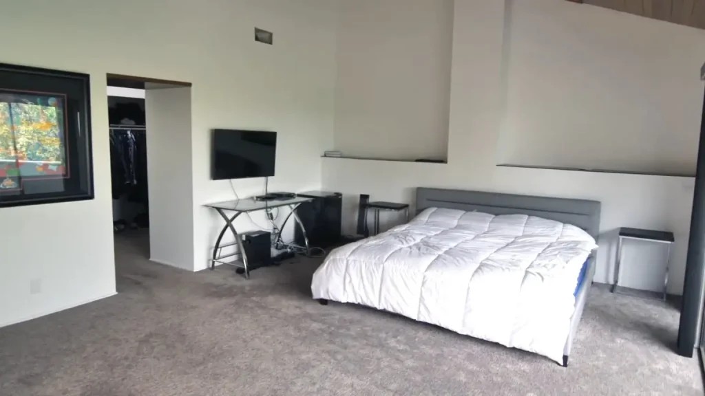 Blueface bedroom image