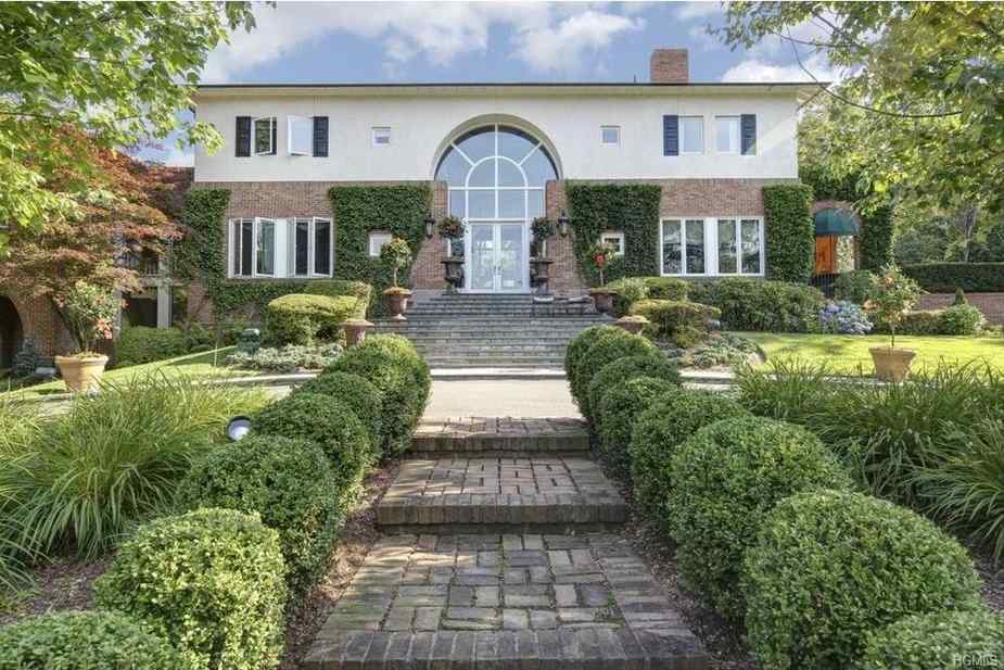 How big is Judge Jeanine's house?