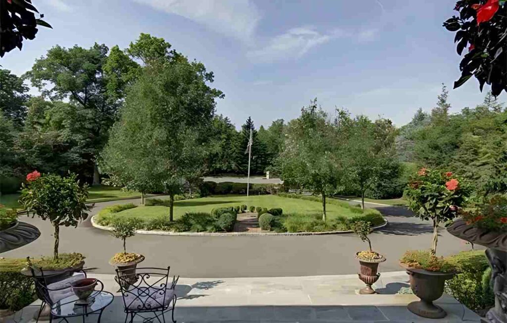 Jeanine pirro house front lawn