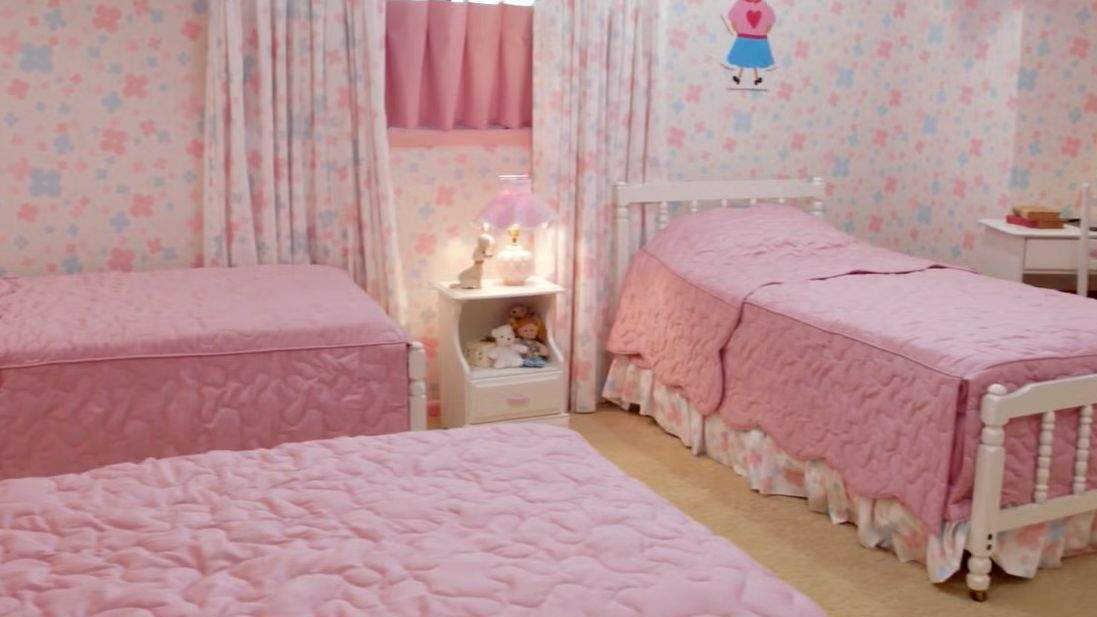 The girls' bedroom in Brady Bunch house