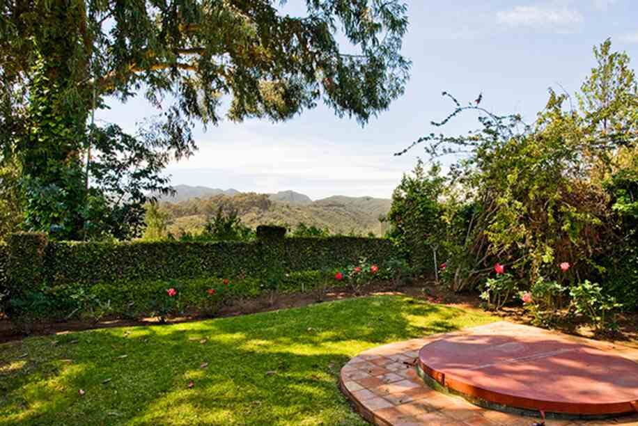 Tom Hanks Pacific Palisades House backyard