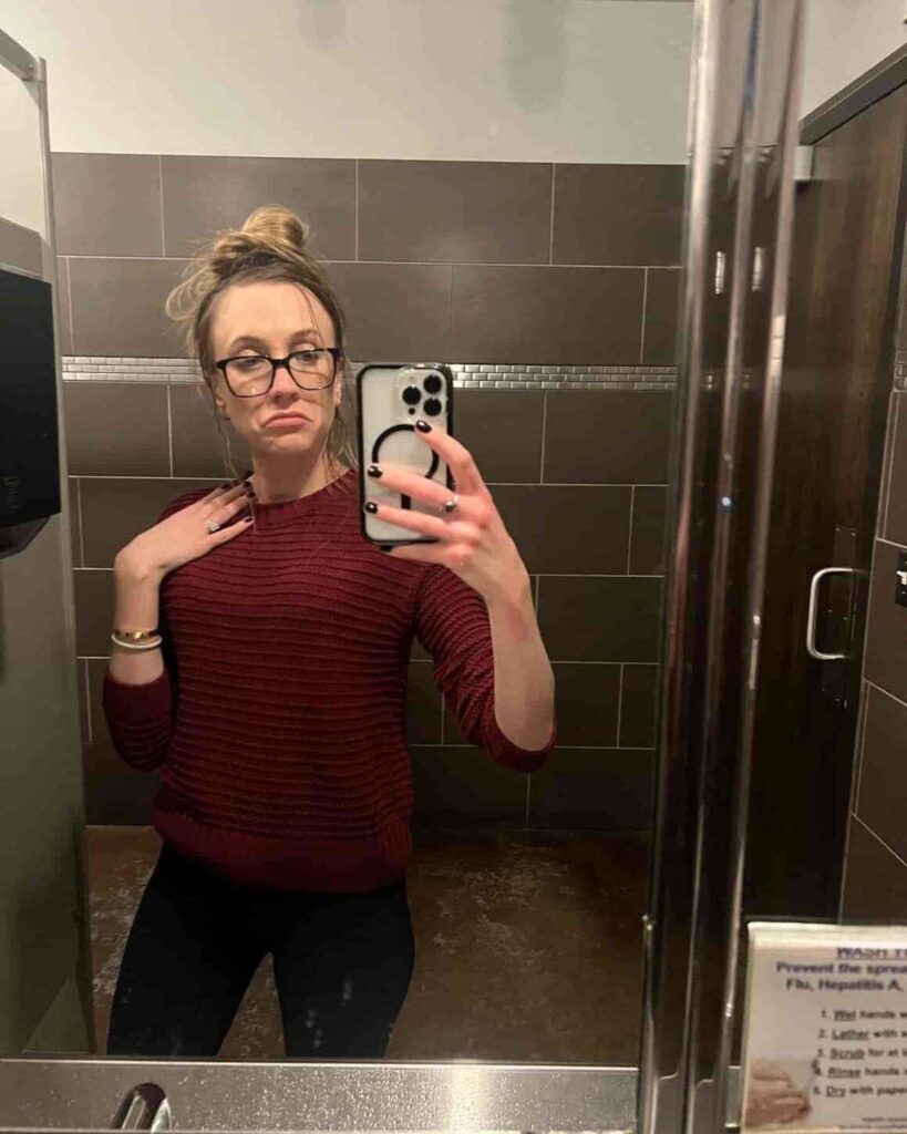  Kat Timpf TAKING A SELFIE in her bathroom