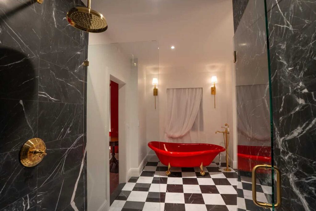 aretha franklin house bathroom