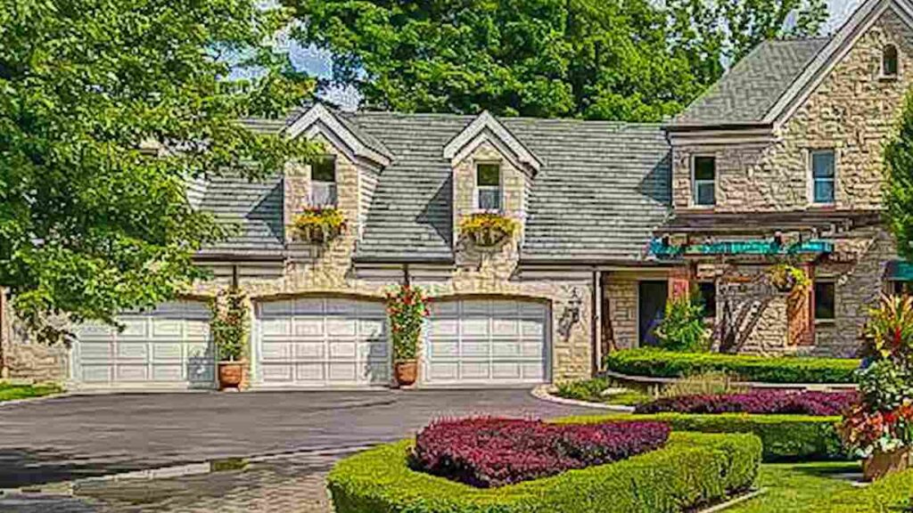 Garage of ryan day house 