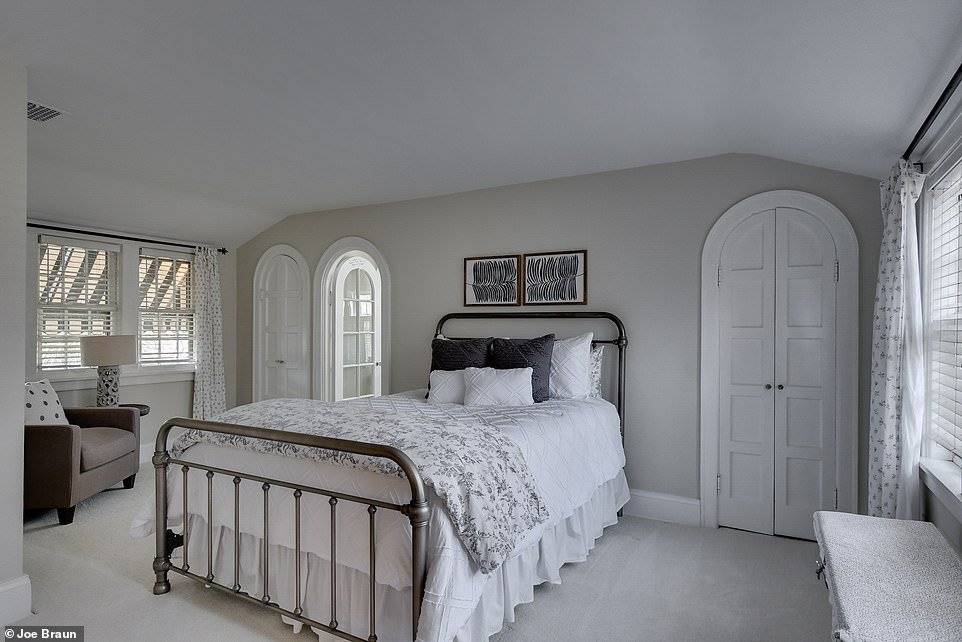 master bedroom of warren buffett house 