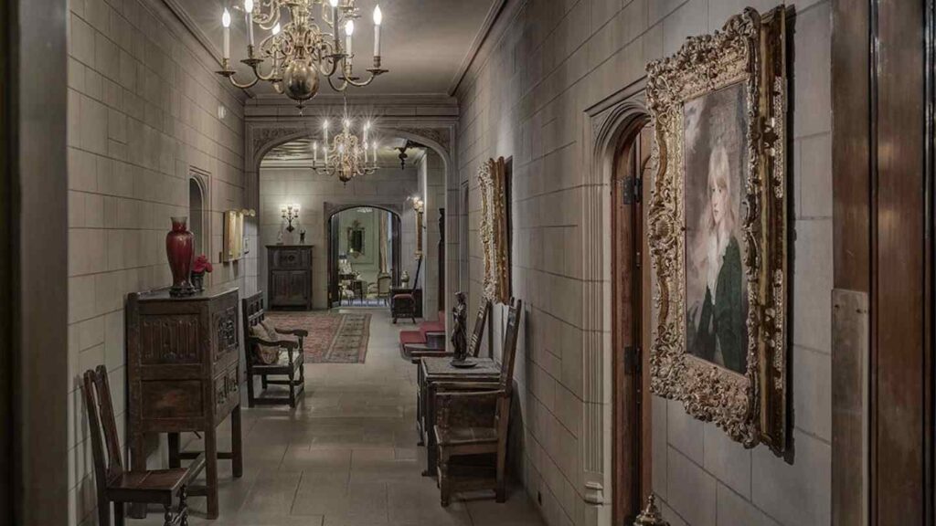 Edsel and Eleanor Ford House Main hall Gallery