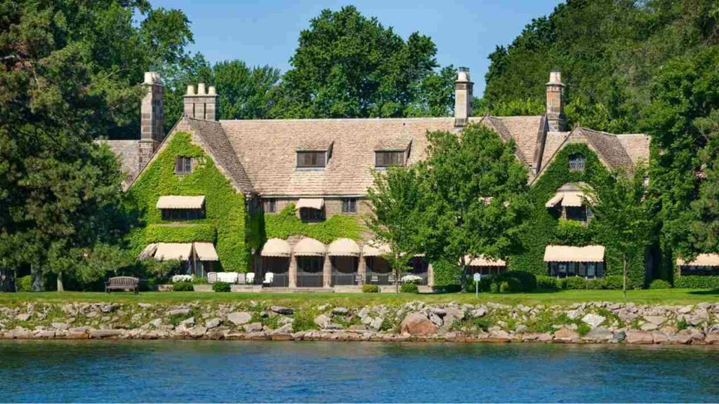 Exterior Features of Edsel and Eleanor Ford House / fordhouse.org