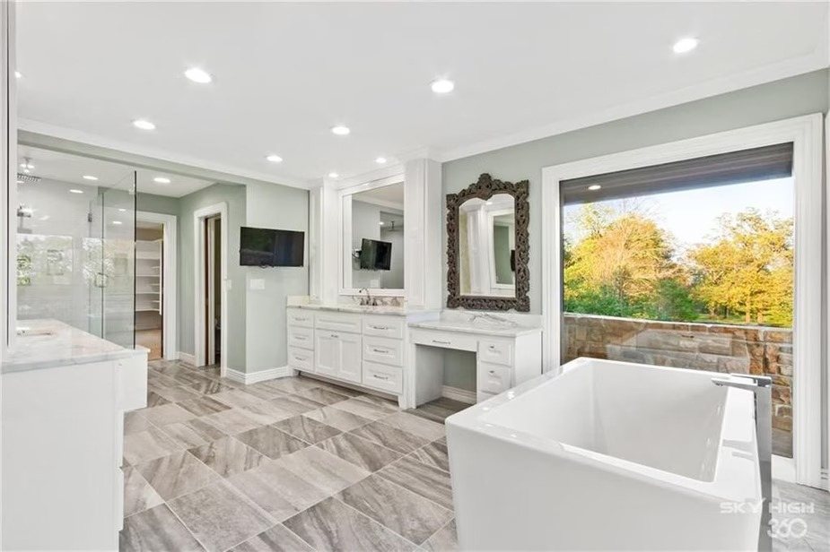 Duggar house master bathroom